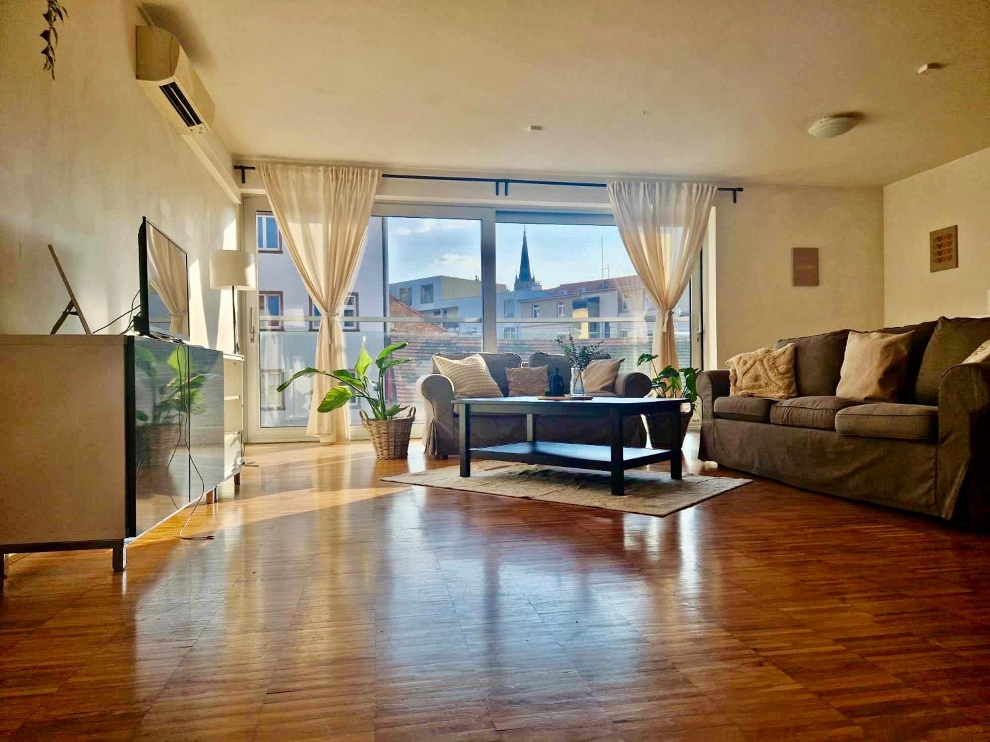 Spacious Near Center With Balcony And Garage Parking * Praga