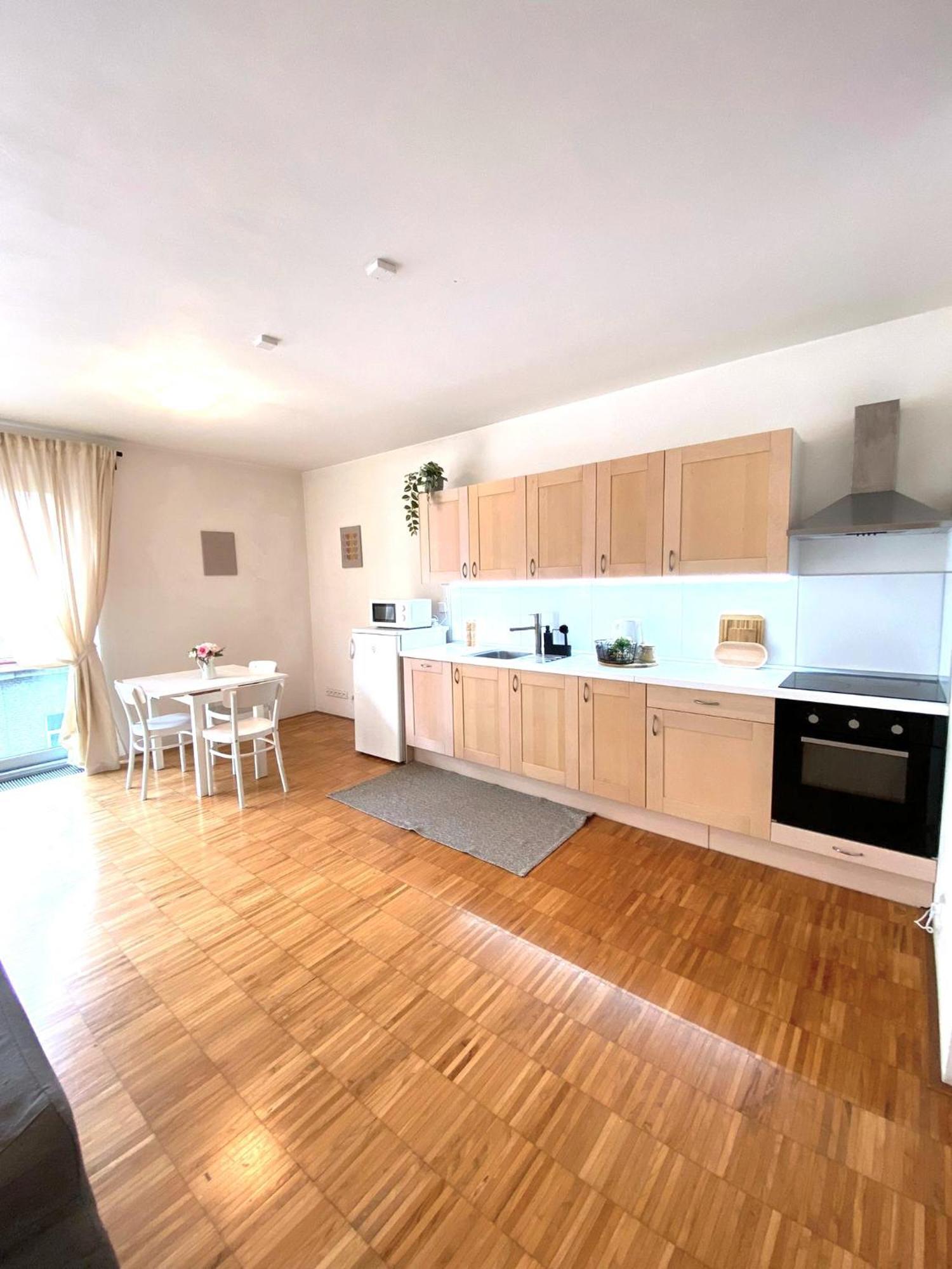 Spacious Near Center With Balcony And Garage Parking * Praga