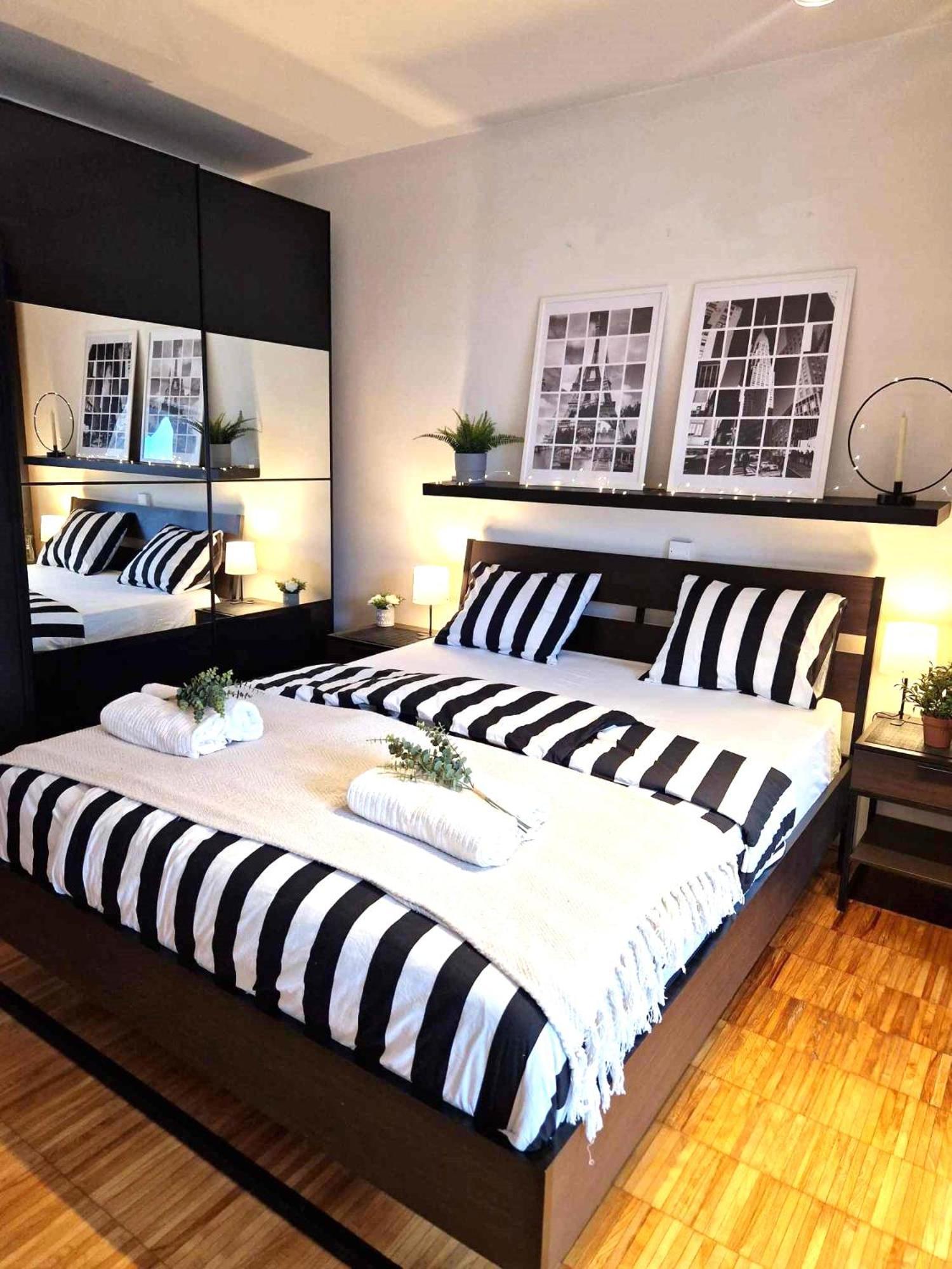 Spacious Near Center With Balcony And Garage Parking * Praga