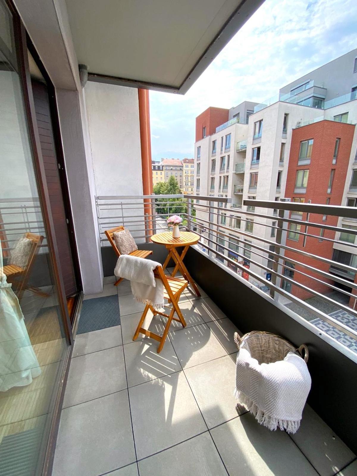 Spacious Near Center With Balcony And Garage Parking Appartamento Praga