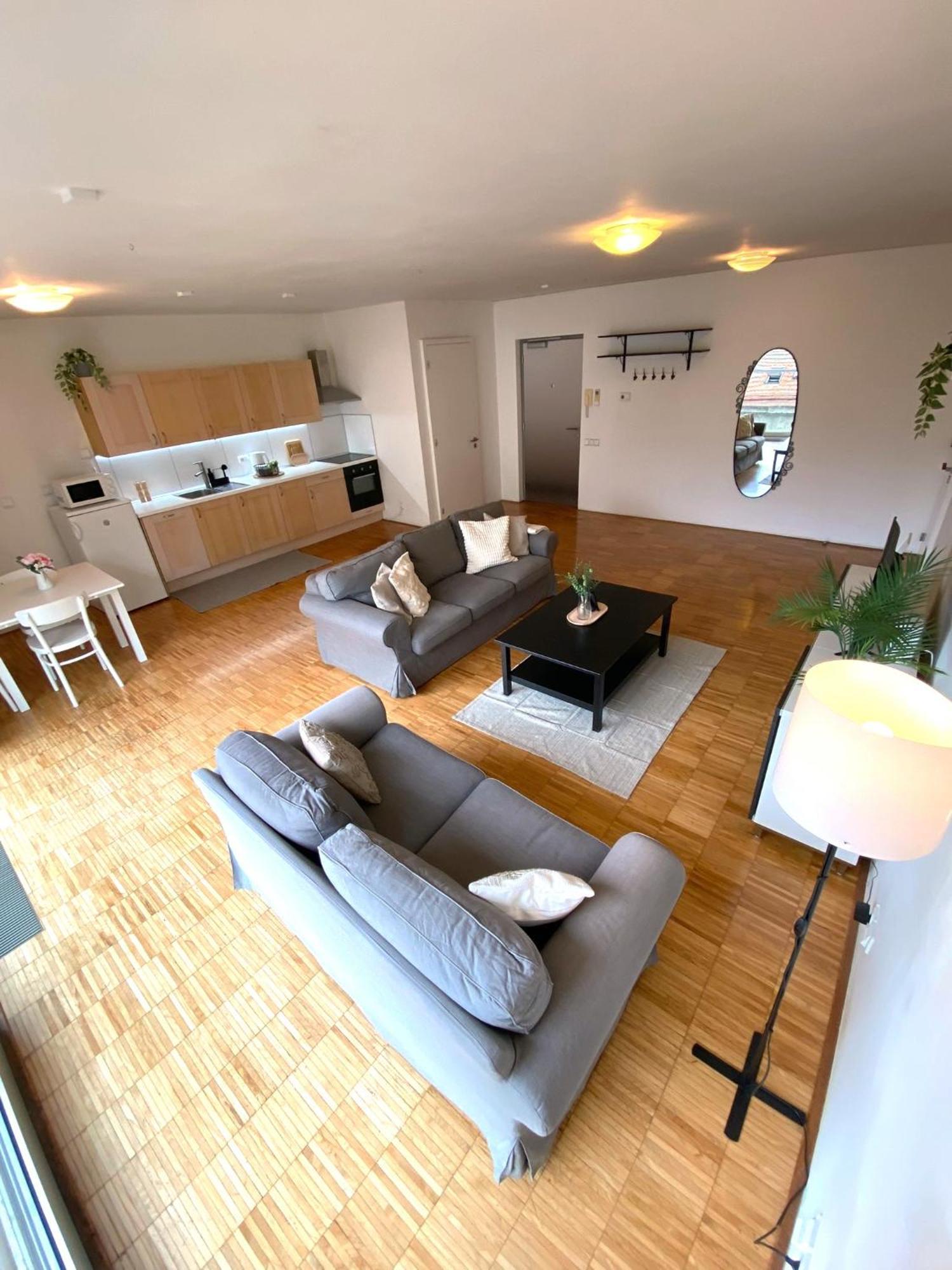 Spacious Near Center With Balcony And Garage Parking Praga