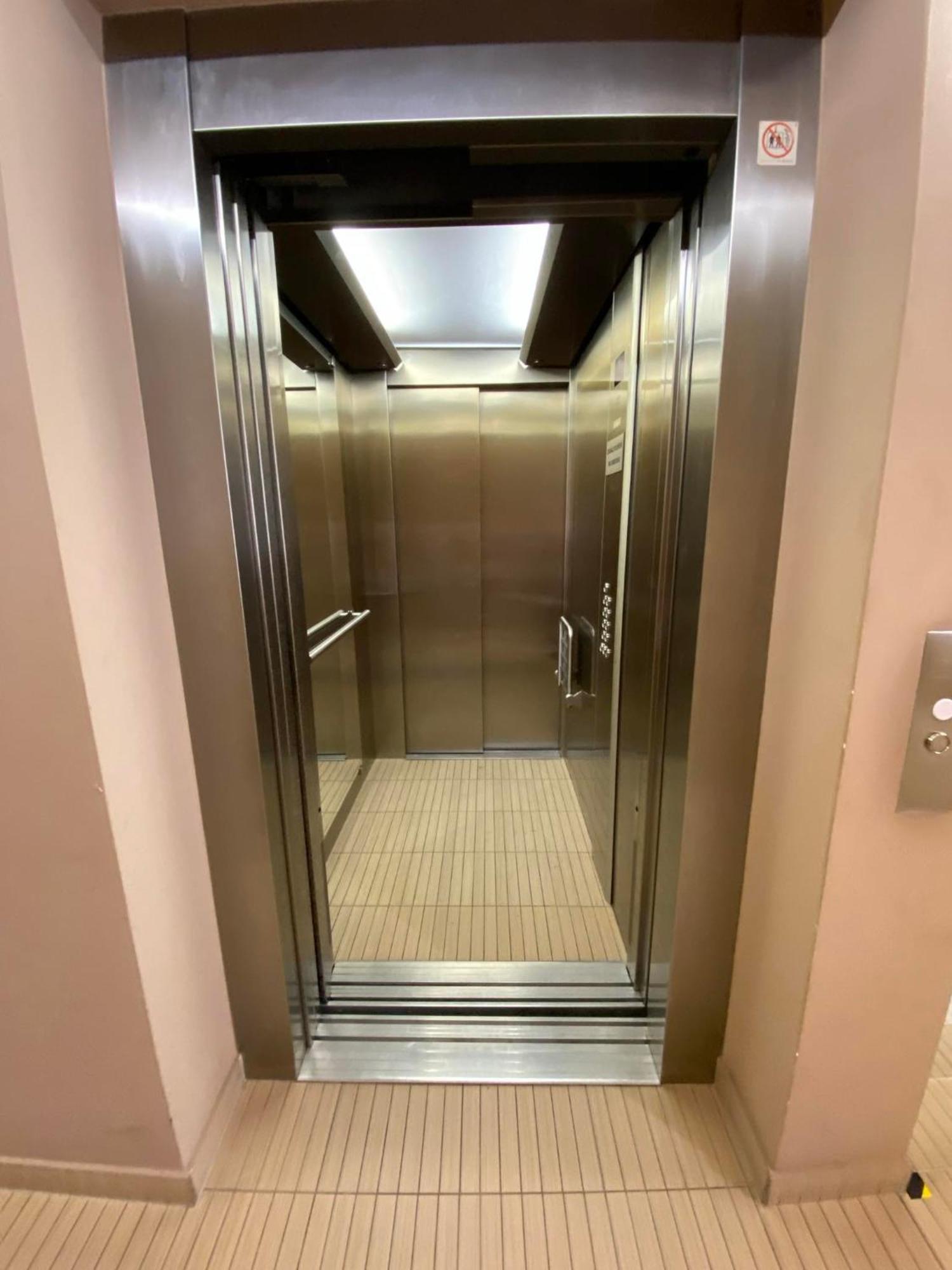 Spacious Near Center With Balcony And Garage Parking * Praga