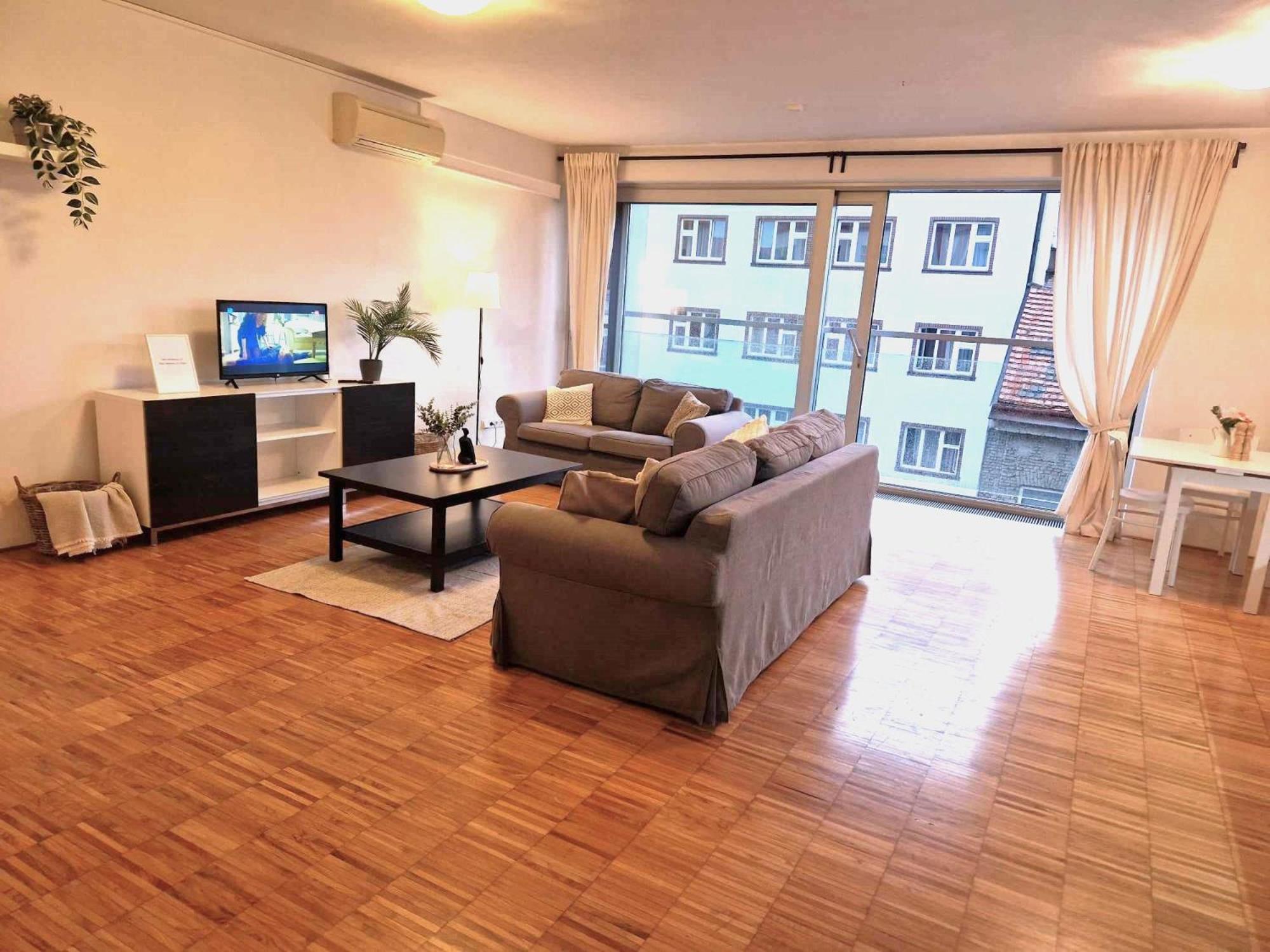 Spacious Near Center With Balcony And Garage Parking * Praga
