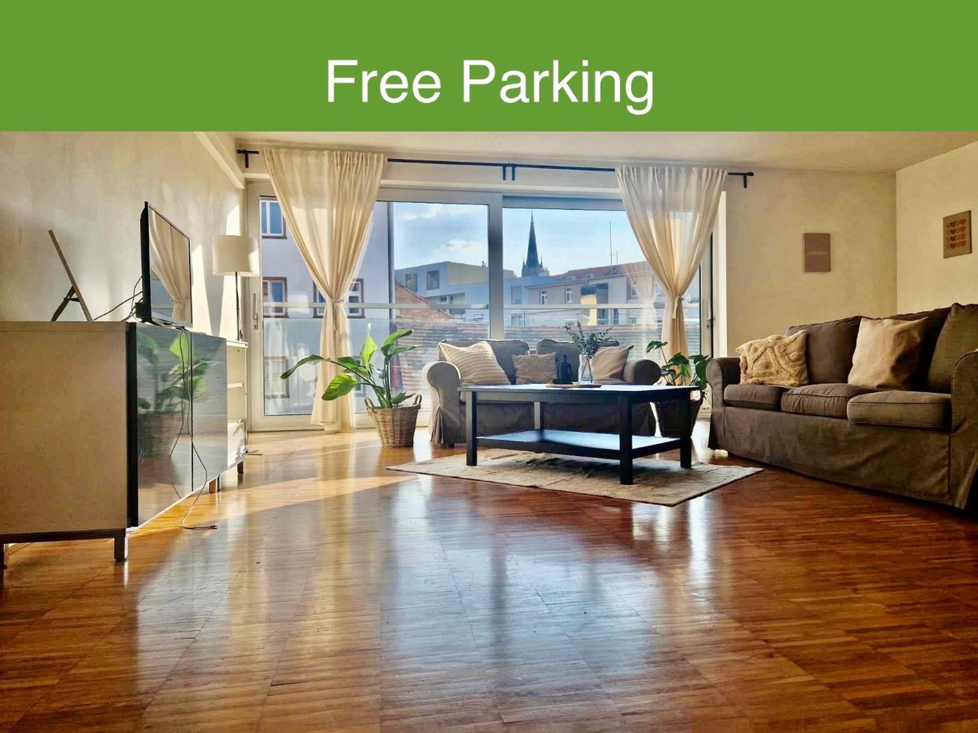 Spacious Near Center With Balcony And Garage Parking Praga