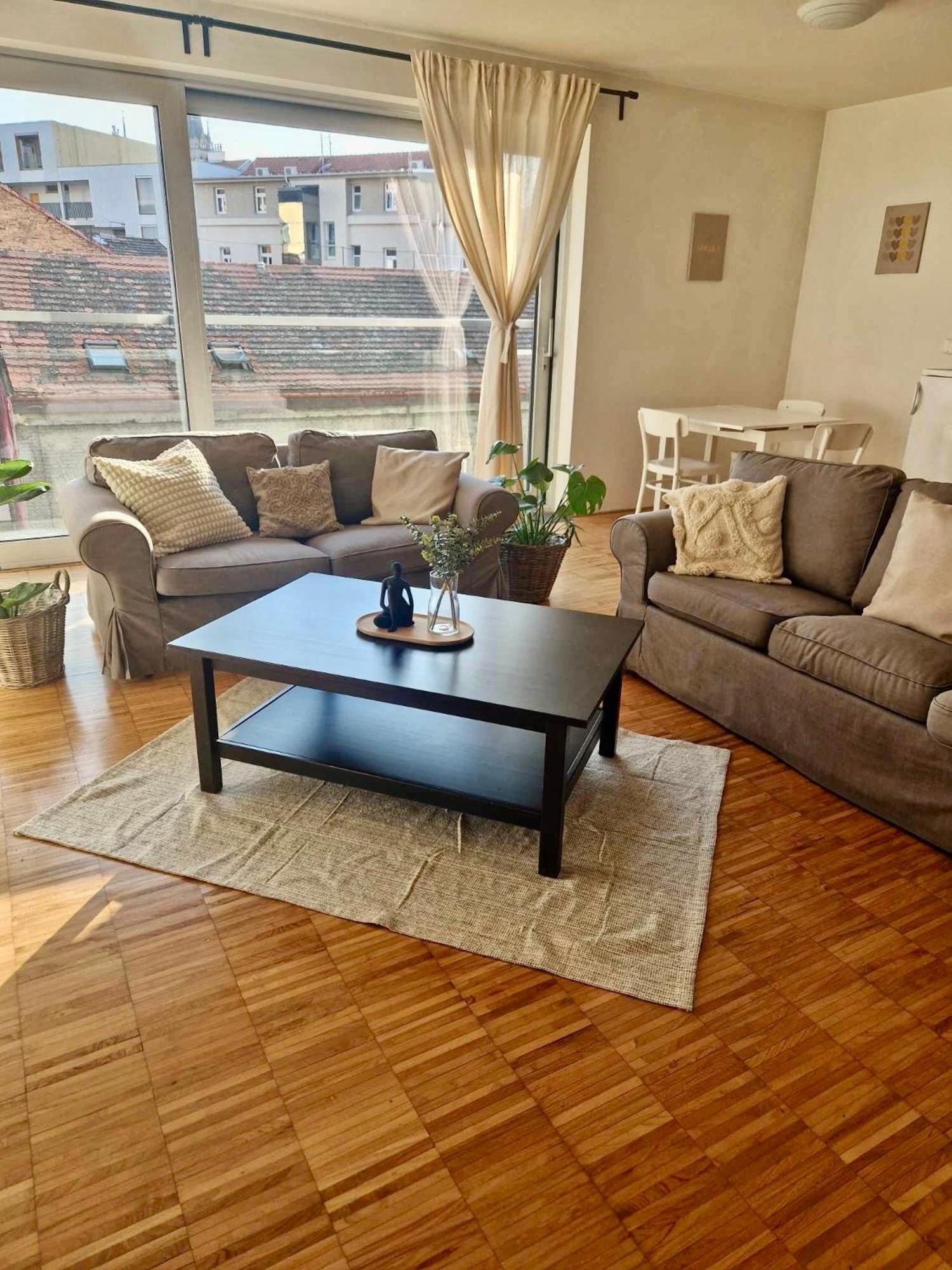 Spacious Near Center With Balcony And Garage Parking Appartamento Praga